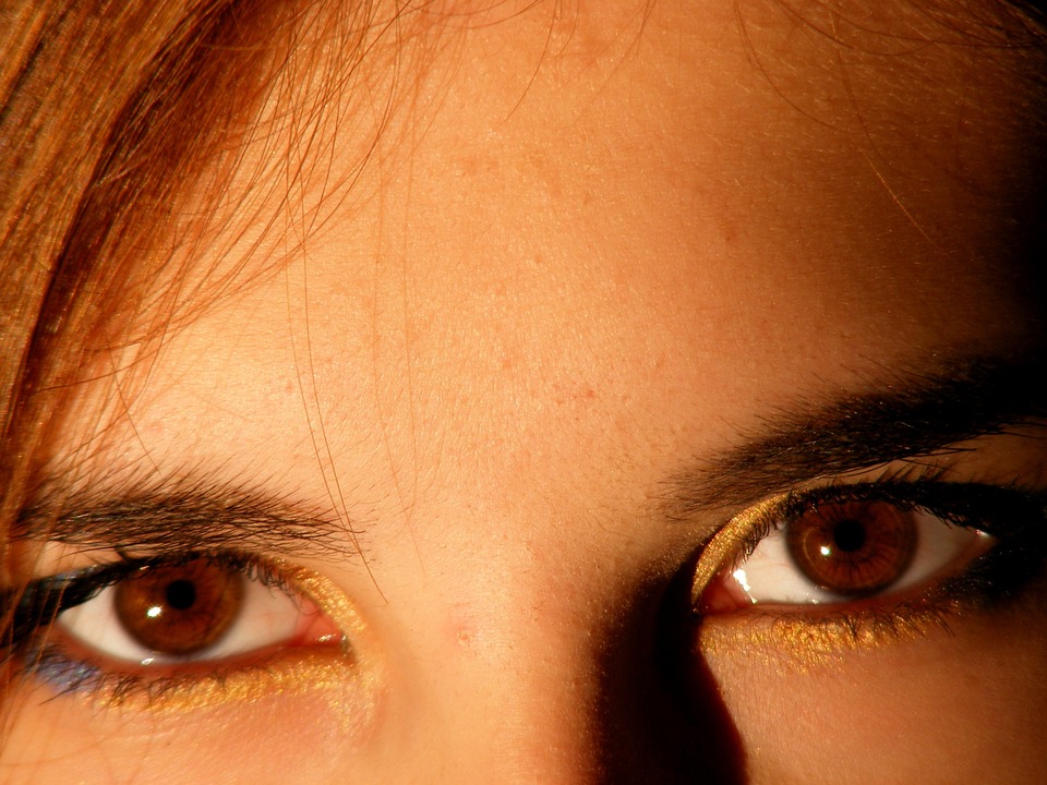 女性の瞳